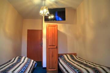 Фото номера Quadruple Room (with TV) Мини-отель Zespół Pałacowo-Parkowy Bądzów г. Полковице 5